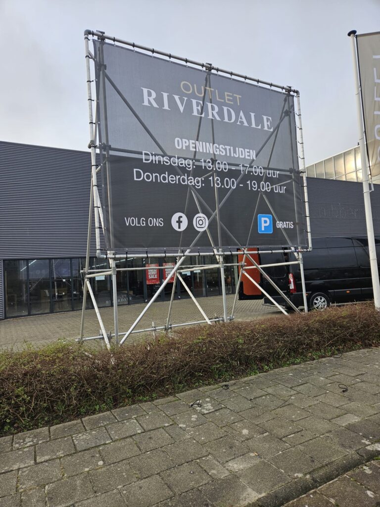 Outlet riverdale